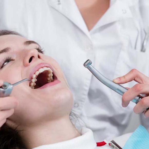दांतों में कैविटी होने से जोखिम कारक क्या हो सकते है और इसे कैसे पाएं छुटकारा ?